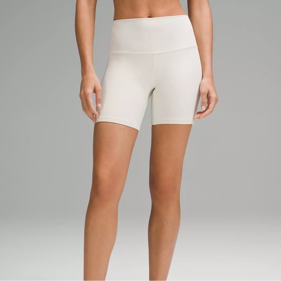 Lululemon bra and shorts set in colour bone - Picture 3 of 5